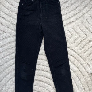 Svarta menchesterbyxor - Manchesterbyxor från urban outfitters, säljes pga att de ej passar längre, bra skick!