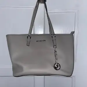 Supersnygg Michael Kors Väska! Den har lite mindre skavanker men inget man tänker på. Annars bra skick❤️