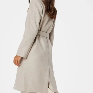 Snygg vårkappa - Så fin kappa nu till våren!! Lång & fin ganska figursydd modell! Inte så oversize utan ger snygg silhuett.  Storlek XS, normal i storlek. Snygg beige färg Knappt använd pga jag har så många jackor…  Nypris 849 kr.