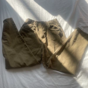 Baggy jeans🩷 - Säljer dessa skitsnygga olivgröna jeans eftersom dom inte används längre🫶inga synliga tecken på användning, dom har varit bra omhändertagna🤍 räfflad midja vilket ger dom väldigt bra stretch, skriv om du har frågor🩷