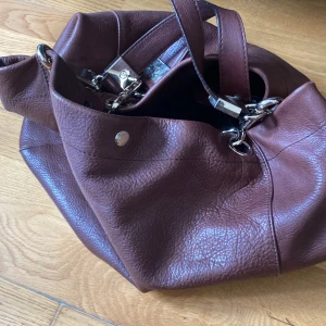 Jimmy choo väska. Mycket fin - Jimmy choo brun skinnväska