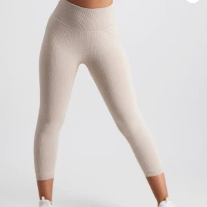 Beiga aimn tights - Beiga tights från amin i super skick! Tyvärr har loggan i metall lossnat i tvätten men annars inga defekter! 