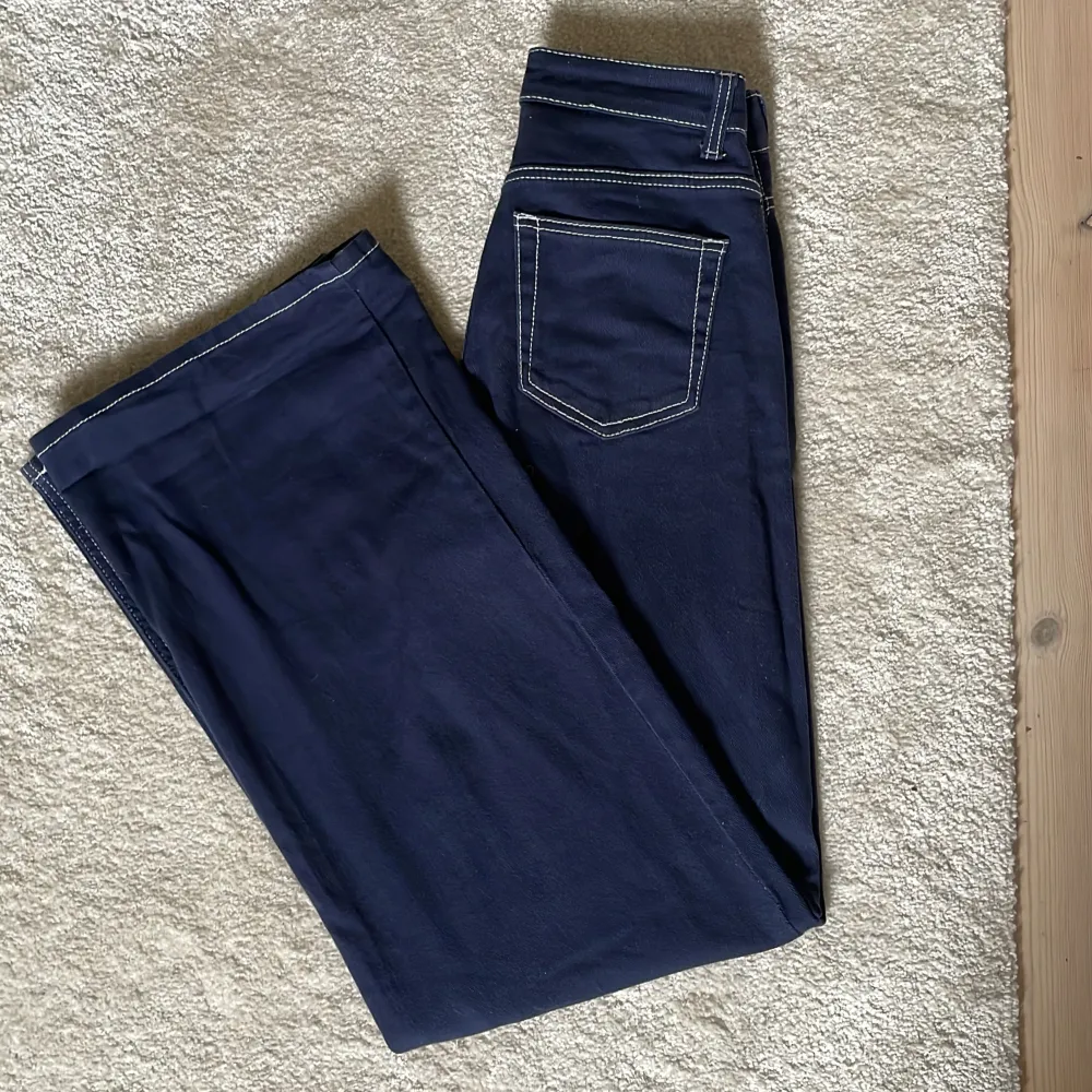 110 cm långa mörkblåa, högmidjade jeans från H&M. Mycket bra skick, som nya! De är stretchiga och sköna att ha på sig.❤️Nypris: 399kr (pris kan diskuteras). Jeans & Byxor.