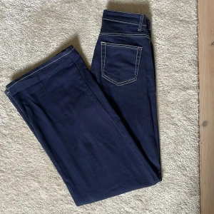 Mörkblåa jeans från H&M - 110 cm långa mörkblåa, högmidjade jeans från H&M. Mycket bra skick, som nya! De är stretchiga och sköna att ha på sig.❤️Nypris: 399kr (pris kan diskuteras)
