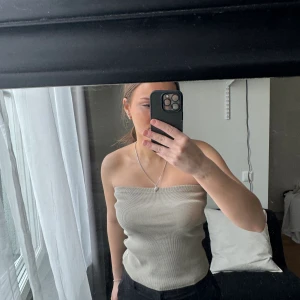 Tubtopp - Grön/grå tubtopp från weekday storlek S-M