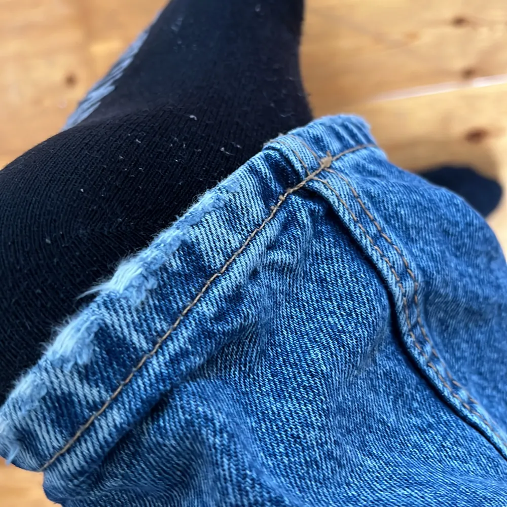 Lågmidjade jeans från Zara. Strl 38. Supersköna. Lite slitningar här och var men det ska va så. Ganska långa. Pris diskuterbart ❤️😘🌞. Jeans & Byxor.