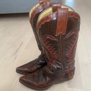 Säljer mina sendra boots i äkta läder. De är i använt skick men inga noterbara defekter.