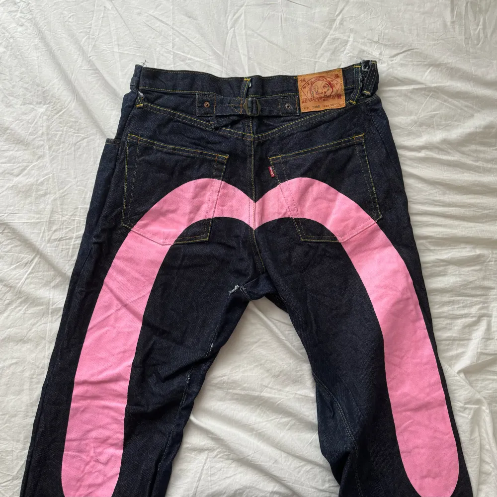 en kompis reworked evisu jeans, baksidan är riktig evisu men framsidan är från ett annat par. baggy fit, oklart vilken storlek men skulle säga runt W30-34. säljer pga att de är för stora för mig. pris kan diskuteras (ej inkluderat frakt). Jeans & Byxor.