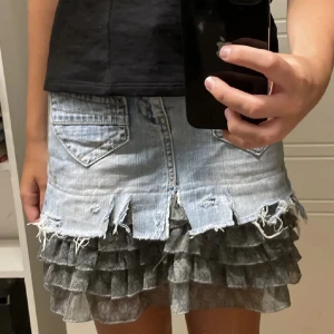 Jeanskjol - Super fin kjol från amisu som jag säljer! Bilder är från tidigare ägare pga att den inte passa mig.