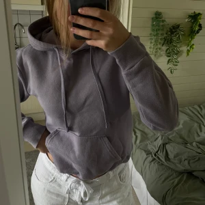 Lila hoodie - Hoodie från HM, den är i gott skick och är använd några gånger.