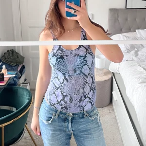 Body! - Body ett fint mönster och fin lila färg! Det jag älskar med denna body är att det är lite tjockare material längst ner vid magen som gör att man känner sig mer bekväm❤️