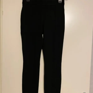 NYA fin/kostymbyxor - Aldrig använda, strl S.  Resår i midjan. Stretchiga med skinny legs.