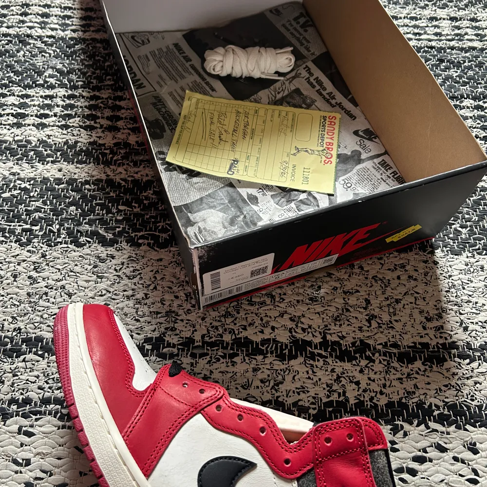 jordan 1 chicago lost and found i storlek 43. DS alltså oanvända bara snörade på ena skon. allt orginal tillkommer. köpta på hypebeast baltics i tallinn. söker främst byten på dessa. Skor.