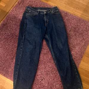 Säljer dessa jeans jag har som börjar bli för små, de är i bra skick frf bortsett från skadorna i hälen, skriv om du har några frågor!