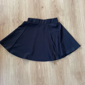 Volang kjol - Super fin svart volangkjol som är använd men i väldigt bra skick.  Passar XS/S Skriv för mer info 