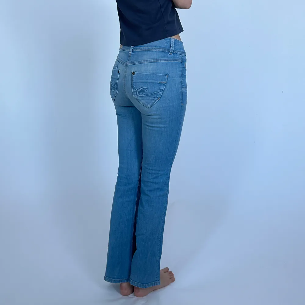 Stretchiga jeans från Esprit. 36 cm tvärs över midjan och 81 cm innerbenslängd. Jeans & Byxor.