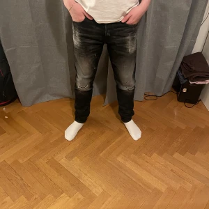 Replay tinmar jeans - Tja, jag säljer ett par riktigt unika och feta Replay byxor. Modellen heter Tinmar men har liknande passform som Anbass. Jeansen har en väldigt snygg colorway. Storleken är 32/32. Passar 70-75kg och runt 180+.  Nypris: 2000kr  Pris: diskuterbart