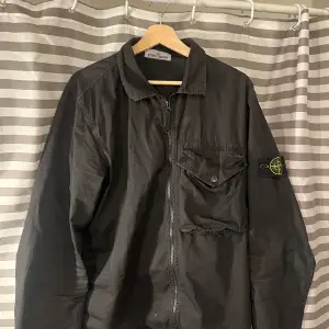 Hej säljer nu min Riktigt unika stone island jacka som är I storlek L kan skicka bild på tvätt lappen med qr koden det bara höra av sig. 