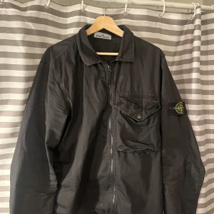 Stone island overshirt jacka - Hej säljer nu min Riktigt unika stone island jacka som är I storlek L kan skicka bild på tvätt lappen med qr koden det bara höra av sig. 