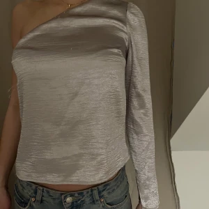 One shoulder top - Silvrig one shoulder topp, perfekt till fest