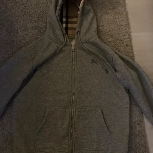 Burberry Zip up - Säljes pga fel strl.  Skick 10 av 10. Oanvänd. Hojta till om ni har nå funderingar(: Endast swish 💨  Köparen får med kartongen.