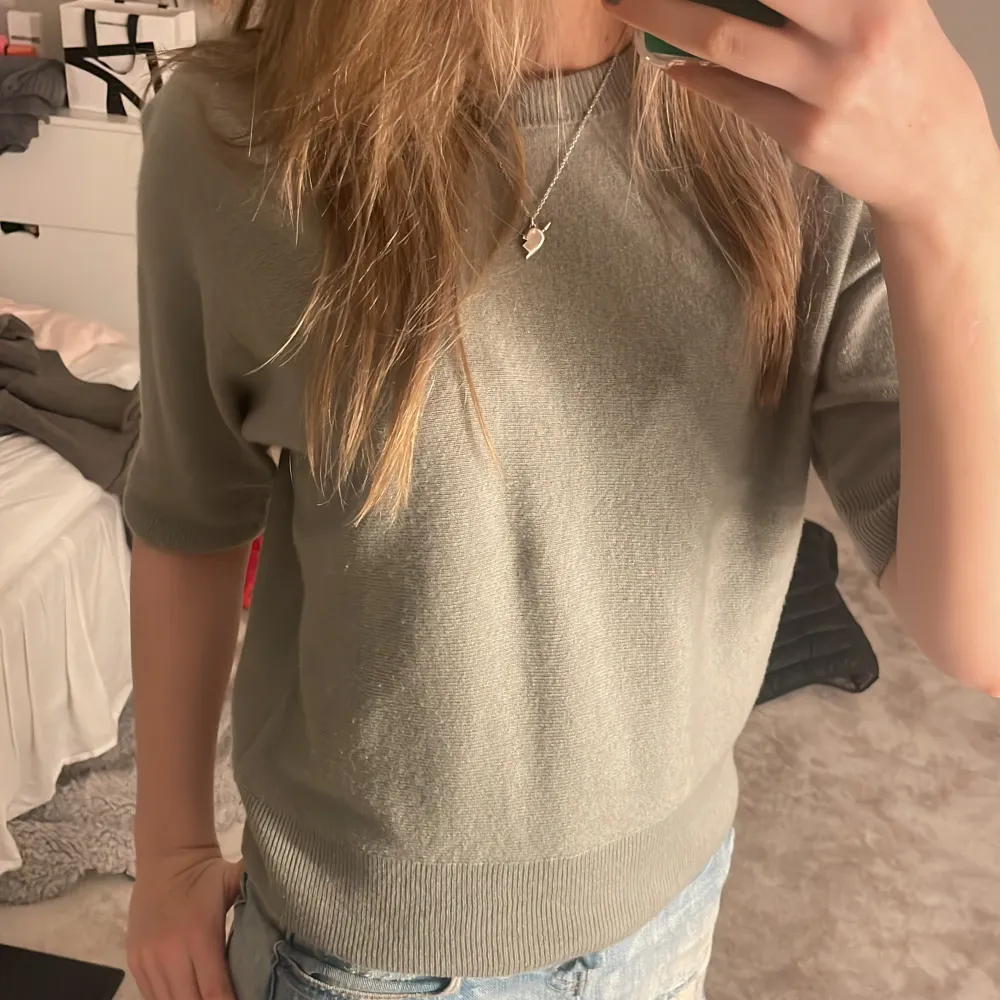 Jätte fin grön/grå cashmere trekvartsärmad tröja från H&M. Strl M men sitter som en S. Nyskick och inga defekter. Köpt för ca 2000kr och säljes för 900kr. Skriv vid intresse eller frågor🥰. Neuleet.