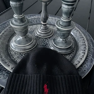 Ralph Lauren Mössa - Sexig Raffe mössa!!!! Alla andra drängar säljer för 200+ wtf?? Släpper för 150 ba för jag inte pallar damma av den men dene fof nyskick utan defekter🙏🏽