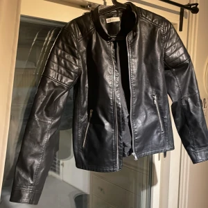 Skinnjacka svart  -  Denna skinnjacka är i mycket bra skick använd två gånger  jag växte ur den och längre inte ha den hoppas att den kommer till användning hos någon annan;)