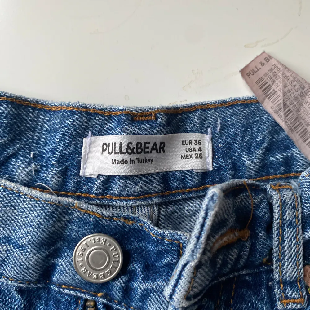 Raka jeans från pull and bear. Jeans & Byxor.