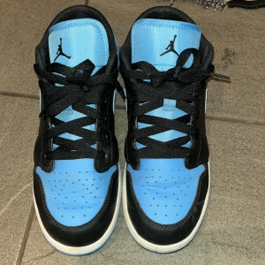 Air Jordans low  - Skorna är i storlek 38,5 Är använda ett par gånger köpta samtidigt 4 månader sedan  Kartongerna kvar   Ett par för 800kr  Båda 2 för 1400kr   Priset går att diskutera  Möts upp i stockholm 