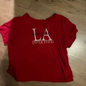 en röd t-shirt från H&M med tryck över framsidan. Tröjan är lite kortare över magen. Använd men i bra kvalite. Storlekalappen är borta, men är säker på att storleken är s, relativt i storlek M. 💗🤩💃