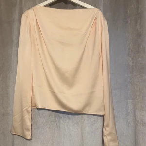 Fin blus/tröja - Fin blus från BikBok som är beige färgad. Storlek XS. Aldrig använd