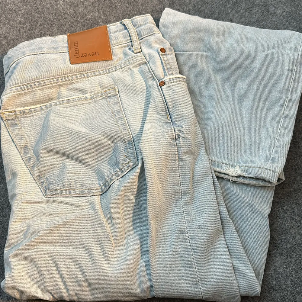 Ljusblåa jeans från Bik Bok. Inköpta för 600kr säljer för 300kr. Jeans & Byxor.