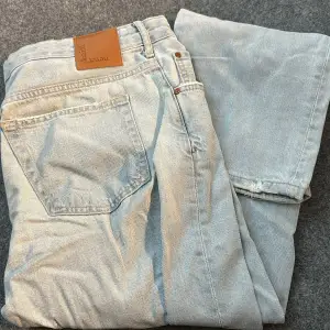 Ljusblåa jeans från Bik Bok. Inköpta för 600kr säljer för 300kr