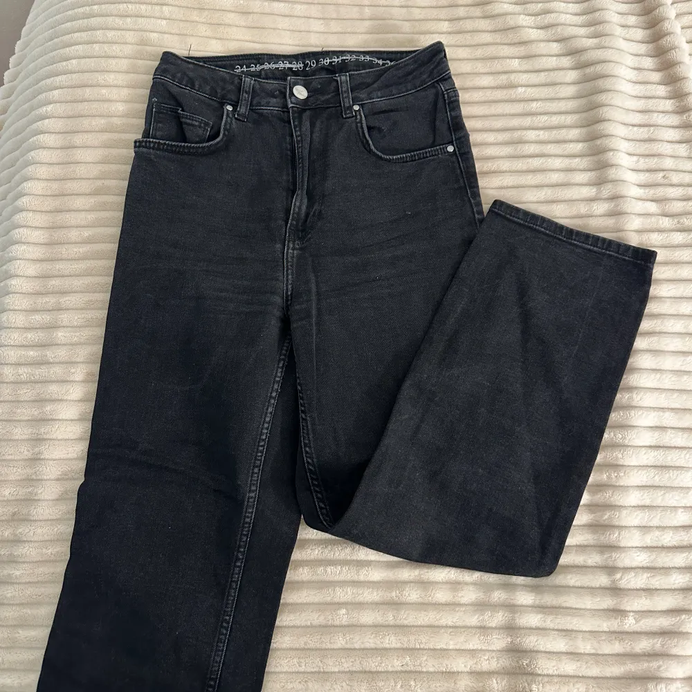 Jeans från Bikbok i storlek 29, tycker de passar som en 36/38 och de är ganska stretchiga. Lite kortare i modellen vilket kan vara fint på sommaren💛. Jeans & Byxor.