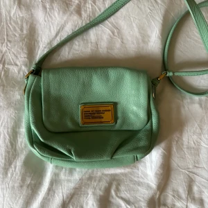 Marc Jacobs Väska - Vårig pastellfärgad Marc Jacobs väska med långt justerbart band 🩷