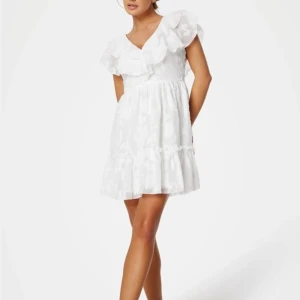 Studentklänning - En jättefin studentklänning från Bubbleroom. Ville ha den som studentklänning men den var för liten. Den är inte använd utan bara testad. Original priset är 799!