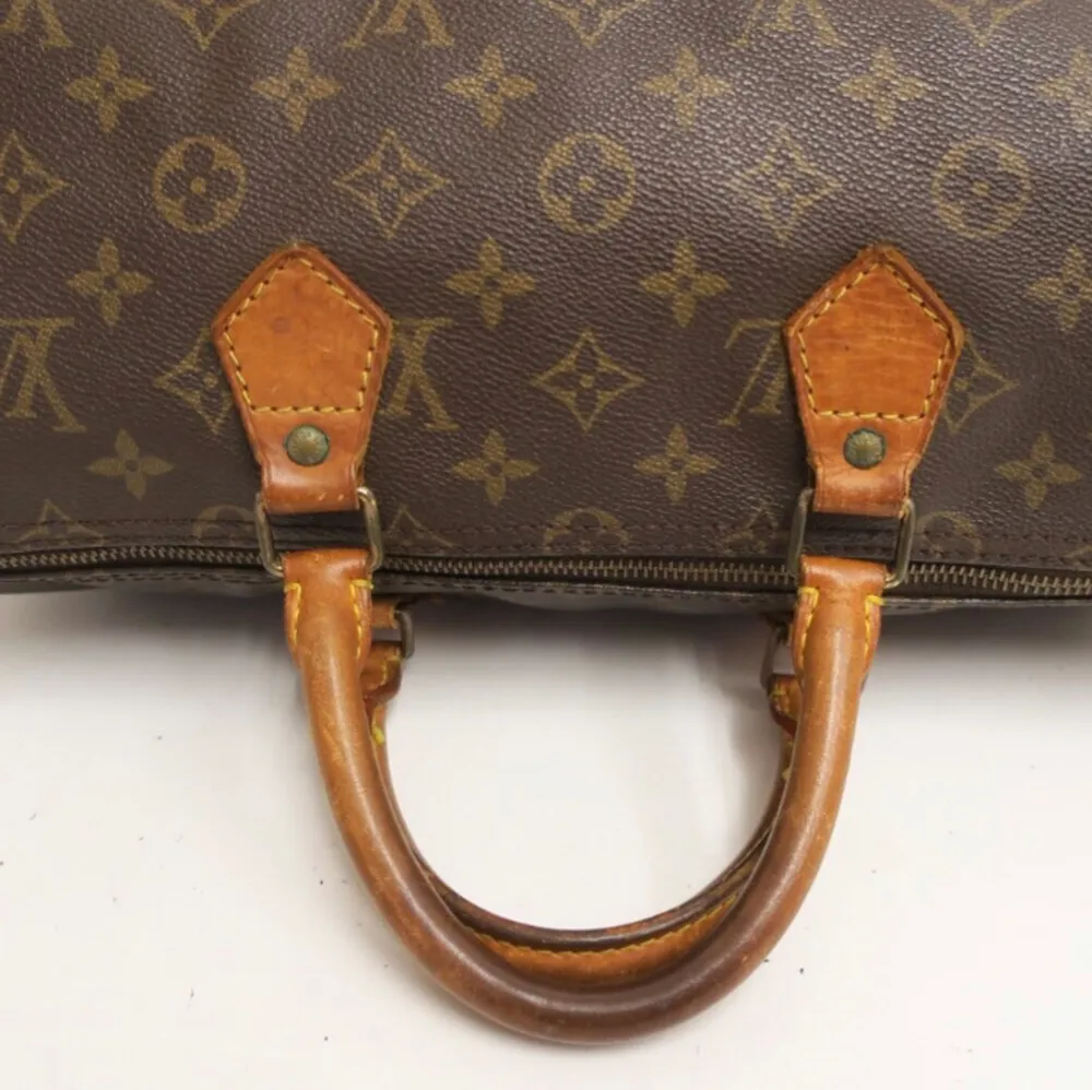 Louis Vuitton Speedy 35 är en tidlös klassiker! Det kommer att lägga till lyxig stil till alla kläder och passa alla tillfällen. Fler bilder och mer info i vår webbutik vintagetreasures.co. Väskor.