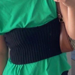 Bandeau topp - Svart kort Bandeau topp, som är lite stor  Obs Köparen står för frakt