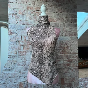 Topp - Topp med snake print🐍 asymmetrisk, snett skuren🤎 står inte storlek men sitter som en S
