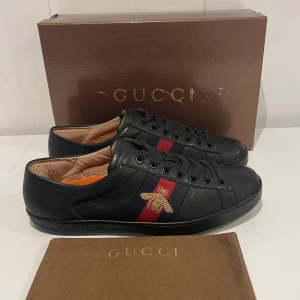 Gucci skor  - Hej! Säljer nu dessa super snygga Gucci skor. Skorna är i superfint skick 9,5/10. Med skorna medföljer dustbag och box 