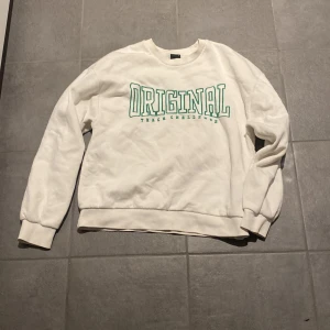 Vit tjocktröja  - Vit tjocktröja som aldrig används längre. Köp gärna!