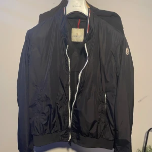 Moncler jacka - Skriv för frågor 