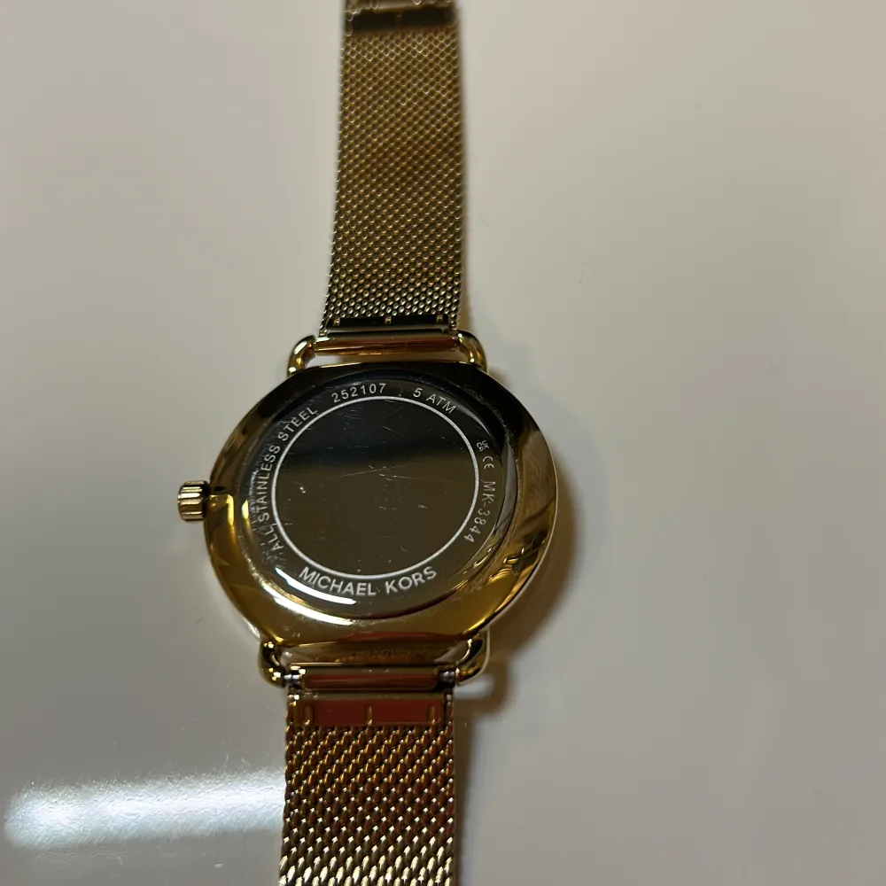 Michael Kors Klocka som nästan ser ut som ny.  Har inte tagit bort plasten på glaset så den har hållit sig fräsch. Nypris på Zalando är 2495kr  Kan gå ner lite i pris vid snabb affär!. Accessoarer.