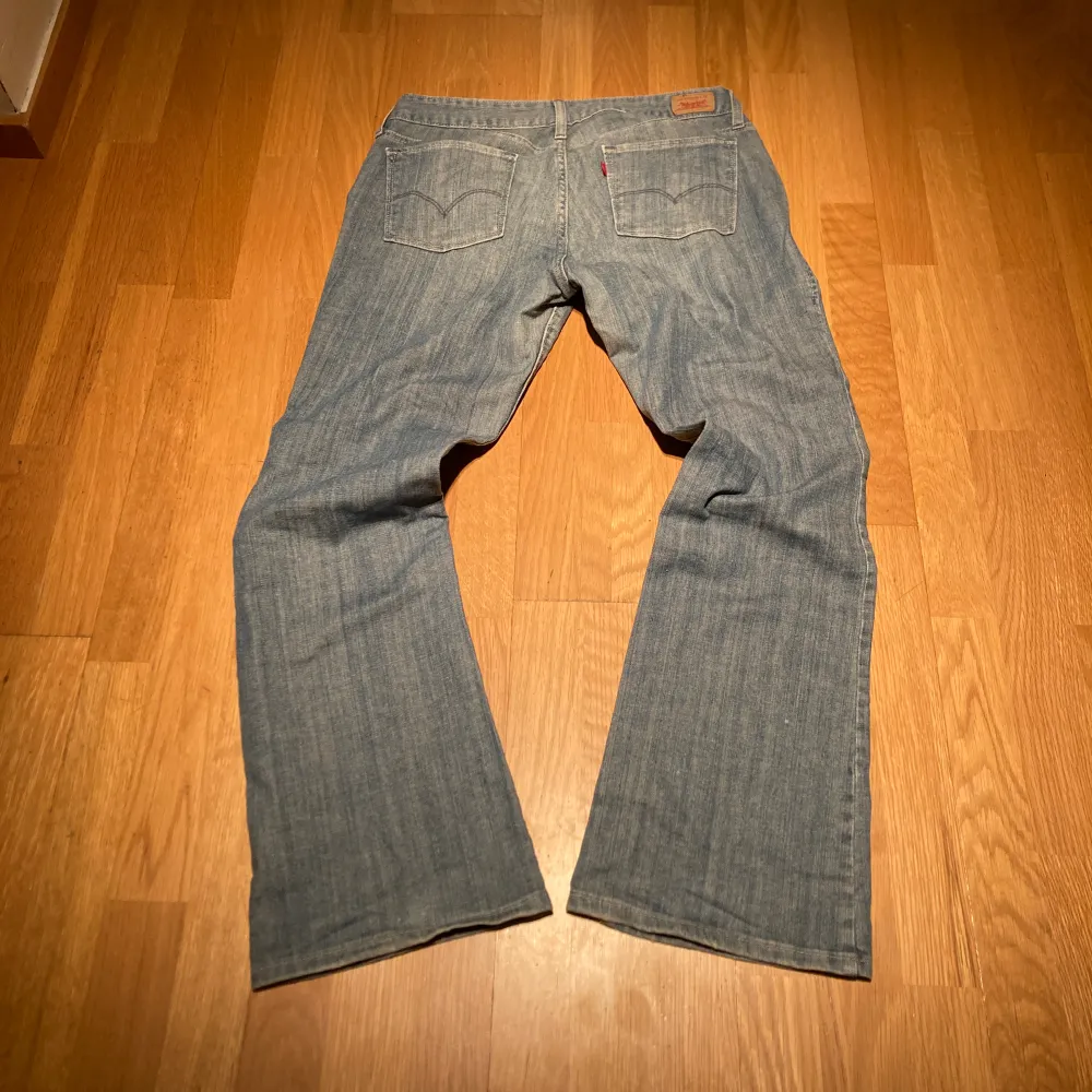 Sjukt snygga Levi’s bootcut jeans i modellen 557 i en gråblå färg. Sitter snygg och går lätt över skorna. Bara att skriva för frågor mm. Jeans & Byxor.