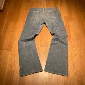 Sjukt snygga Levi’s bootcut jeans i modellen 557 i en gråblå färg. Sitter snygg och går lätt över skorna. Bara att skriva för frågor mm