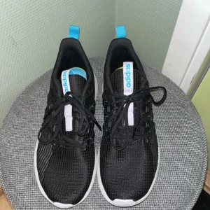 Tränings skor - Snygga skor från adidas som inte kommer till användning då de är i fel storlek för mig. I jätte bra skick, inga defekter✨