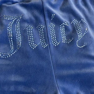 Juicy couture byxor  - skriv priv för mer bilder! Säljer då dom inte kommer till användning, bra skick endast lite nötta längst ner💞 ÄKTA JUICY COUTURE💙