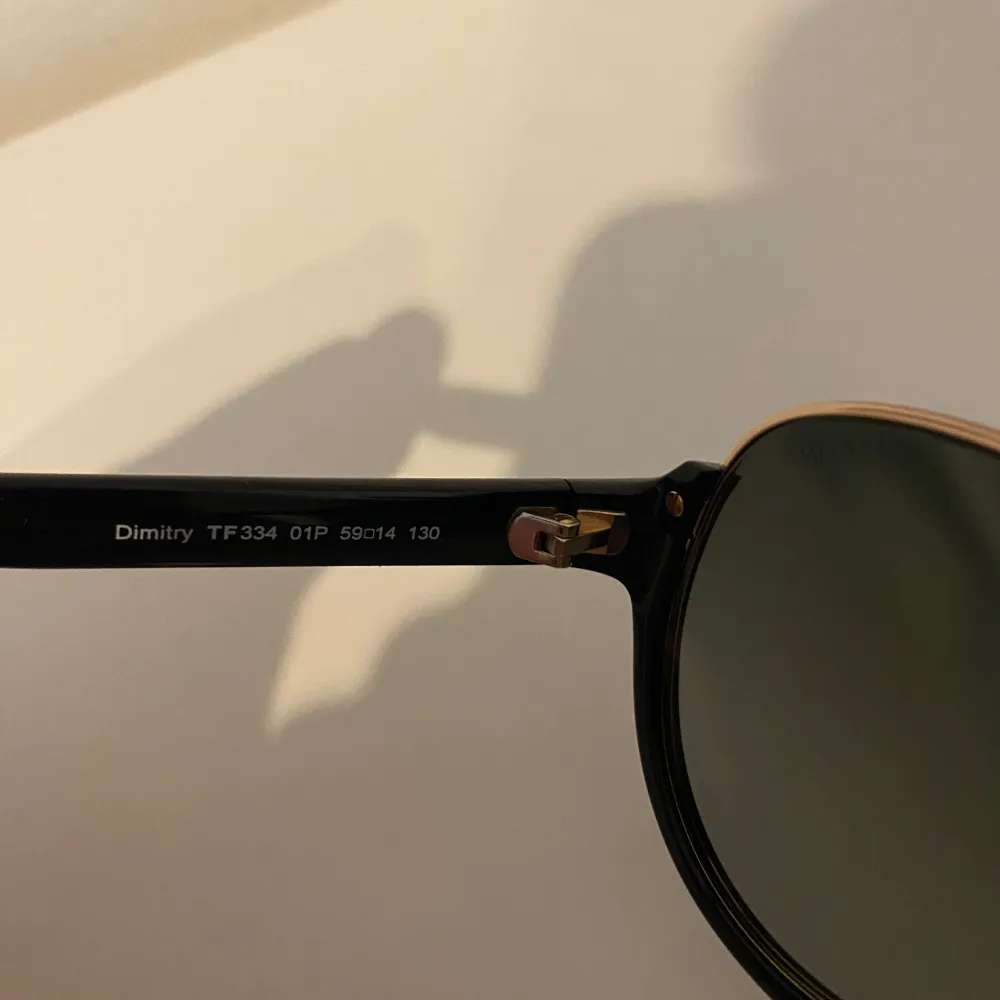 Säljer nu dessa trendiga och unika Tom Ford Solglasögon i ett perfekt skick! Modellen heter Dimitry och är i Aviator modell. Nypris ligger på ca 2200kr❌ säljer nu för endast 1399kr✅. (Skydd ingår) Hör av dig vid minsta lilla fundering 😊😊. Övrigt.