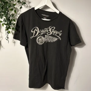 Ralph lauren t shirt - Tja säljer denna feta ralph lauren t shirt med tryck på magen inga defekter och riktigt stilren hör av vid funderingar!